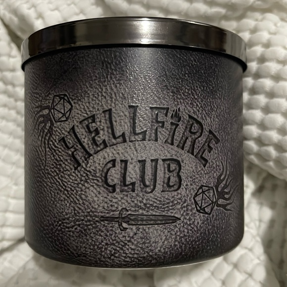 NEW-Bath & Body Works - Stranger Things Eddie’s Leather Jacket 3 Wick Candle - Picture 2 of 4